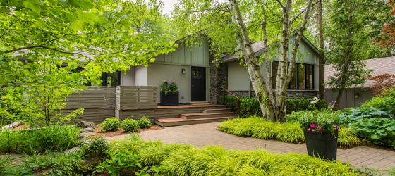 Mississauga bungalow sells under asking to single bidder