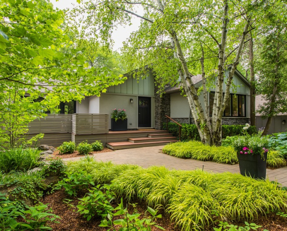 Mississauga bungalow sells under asking to single bidder